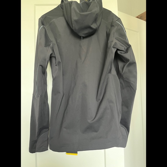 Stay warm in the cold with this versatile jacket that can be worn under a coat. - Picture 7 of 11